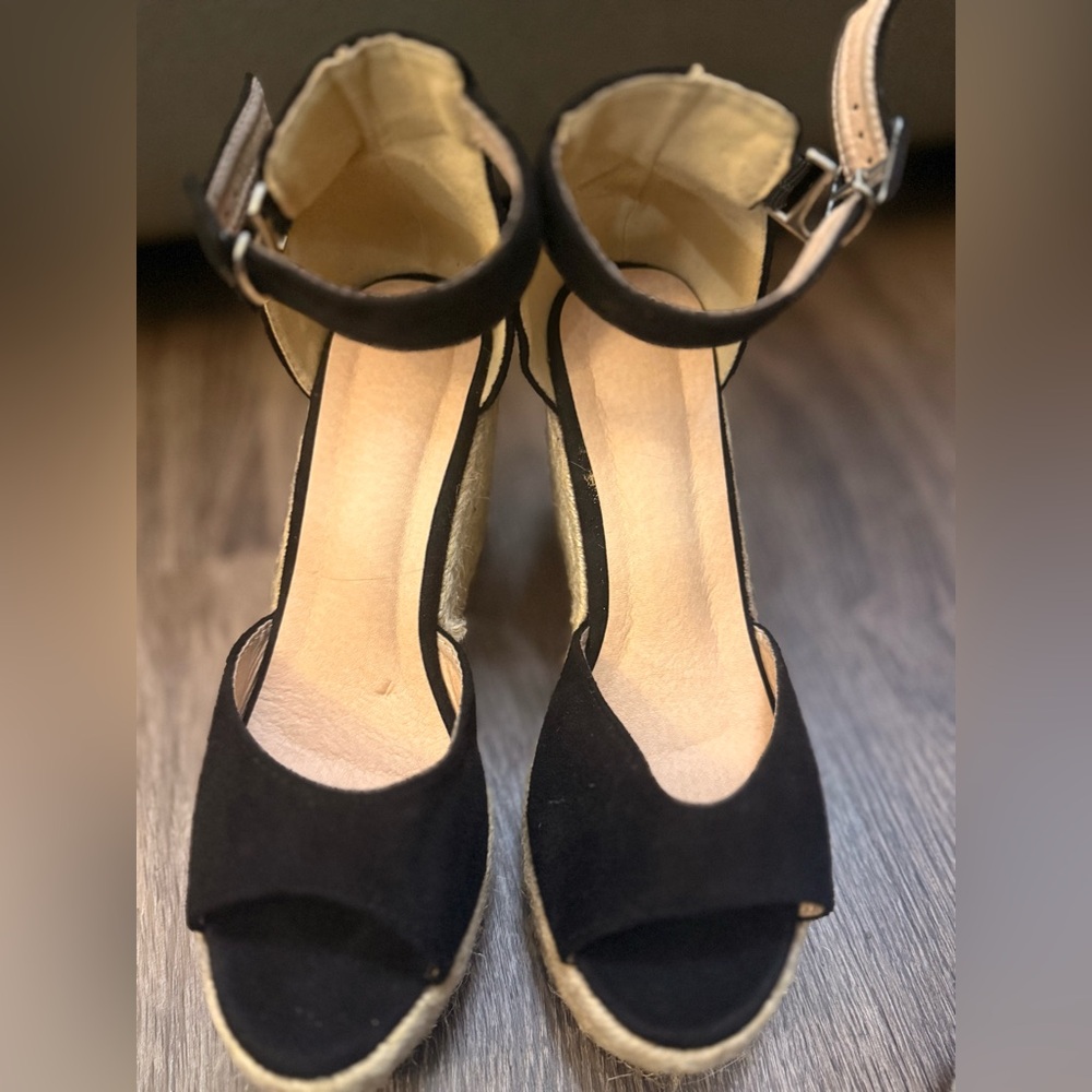 D34: Black & Tan Suede Sandal Wedges